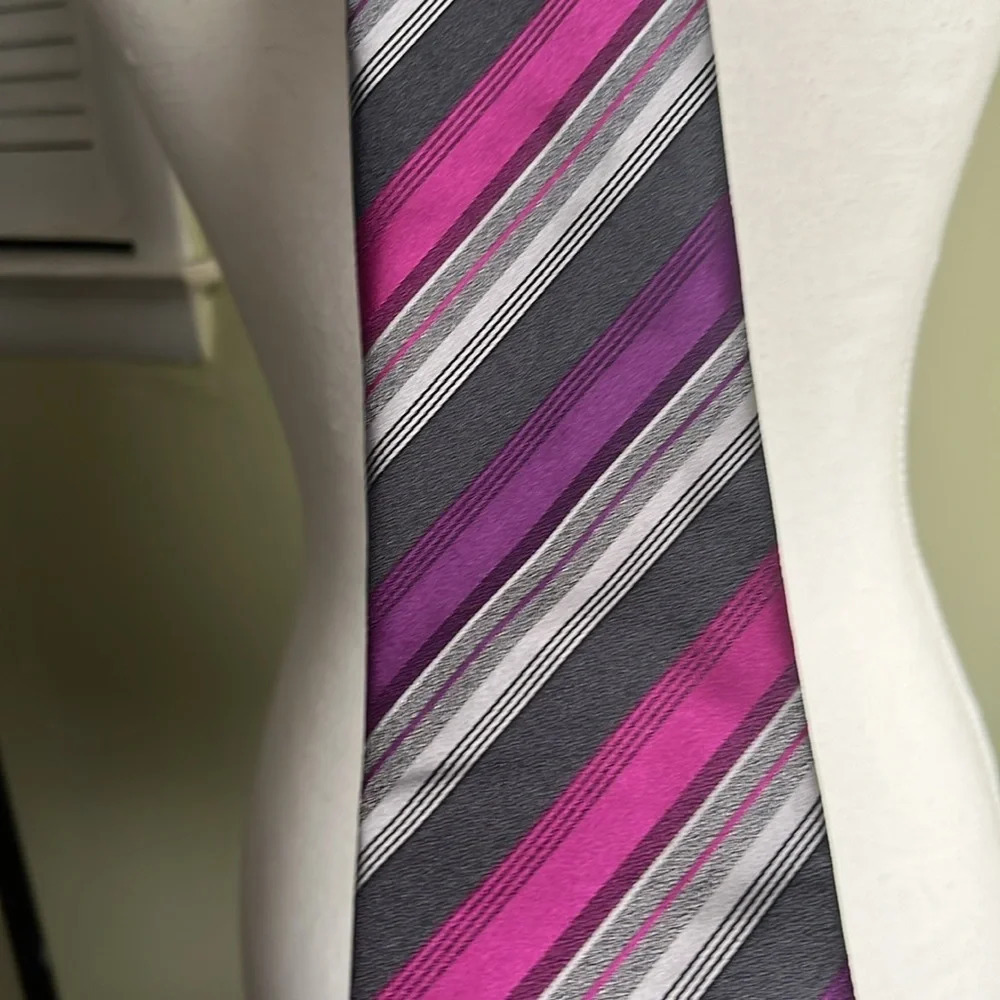 Kenneth Cole Reaction striped pink purple silk tie - Picture 4 of 8